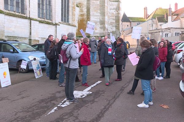 Les manifestants sont à la fois des riverains, des représentants d'associations, des élus.