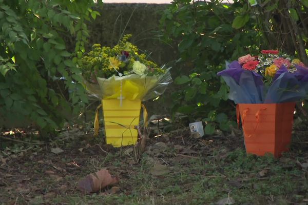 Des fleurs ont été déposées sur le lieu du drame à Chalais