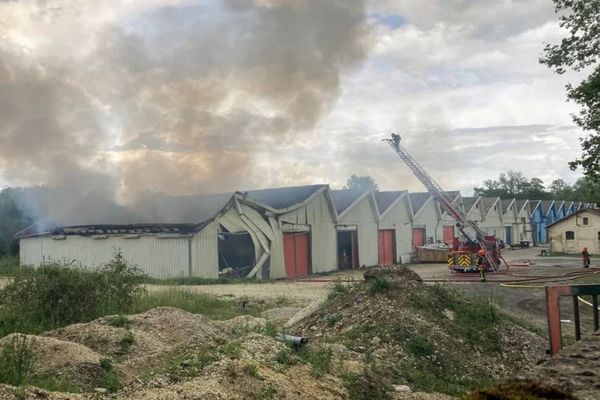 Le feu s'est déclaré dans des hangars de stockage privés à Angoulême