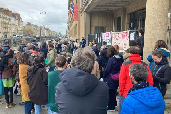 Mobilisation pour le lycée Bréquigny devant la DSDEN à Rennes