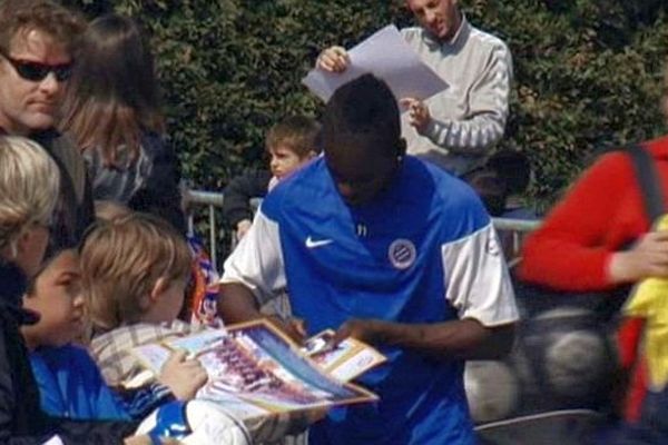 Montpellier - Victor-Hugo Montano, le nouvel attaquant du MHSC en dédicace à Grammont - 7 août 2013.