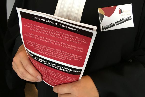 Les avocats du barreau nantais mobilisés pour sensibiliser les citoyens aux dangers du projet de loi de programmation et de réforme de la justice.