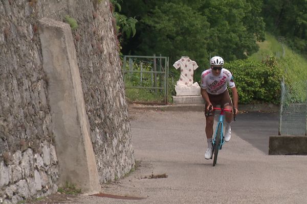 Le coureur cycliste professionnel Nans Peters d'AG2R Citroën Team dans le dernier virage de l'ascension de la Bastille à Grenoble. La montée viendra clore la 75ème édition du Critérium du Dauphiné ce dimanche 11 juin.