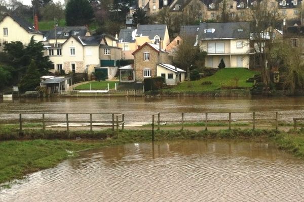 La Mayenne en crue ce matin à Laval 