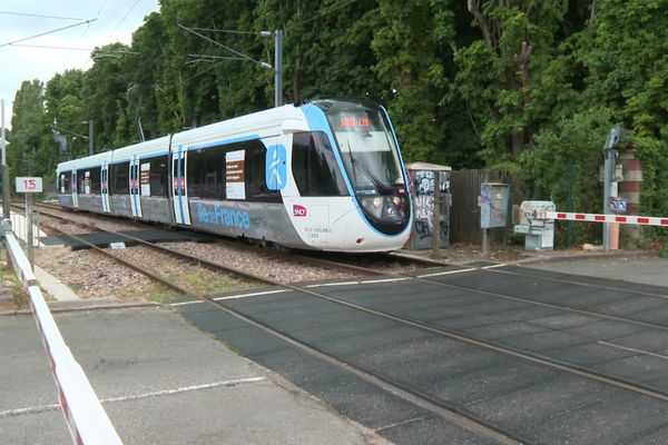 Des travaux sur la ligne L du Transilien entraînent des suppressions de trams sur la ligne T13.