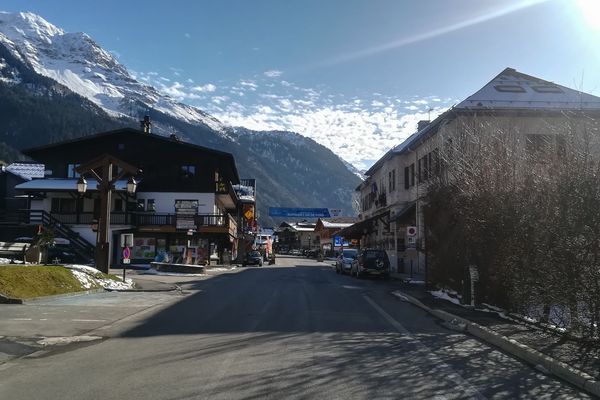 Aux Contamines-Montjoie, commerçants et habitants tentent de rassurer après l'annonce de nouveaux cas de coronavirus.