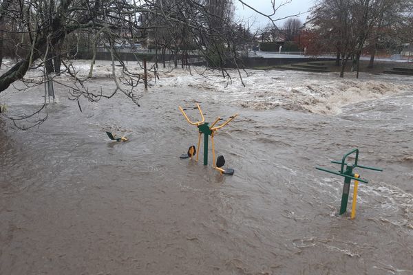 L'Adour qui déborde à Tarbes. Le département des Hautes-Pyrénées reste en vigilance orange crues.