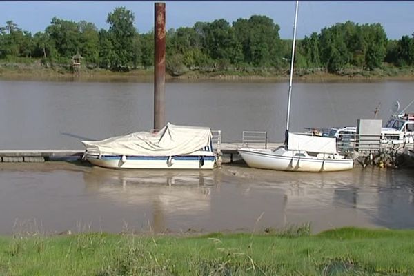 Le bateau des deux victimes a chaviré dans le port du Portets près de Bordeaux.