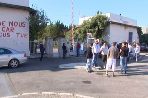 Acheteurs et anciens employés d'AnsaldoBreda, devant l'usine, lors de la vente aux enchères du 4 octobre 2012