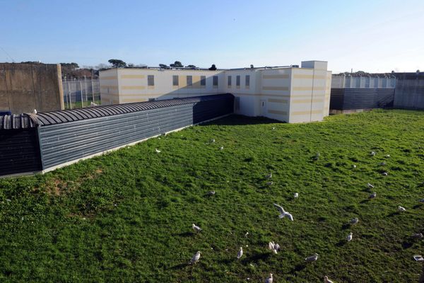 Au centre pénitentiaire de Ploemeur, le parcours d'entrée dans la prison avec une vue de la fenêtre d'une cellule