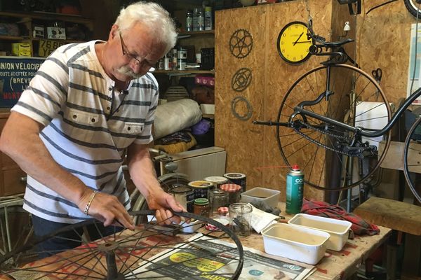 Alain Cuvier récupère et restaure des vélos anciens depuis 35 ans