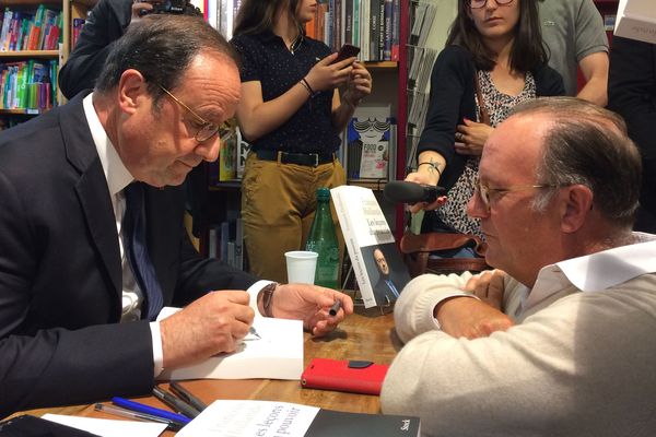 François Hollande est dédicace dans une librairie de La Rochelle le 11 juin 2018