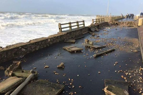 Les fortes vagues ont sérieusement endommagé la jetée d'Ambleteuse (Pas-de-Calais).