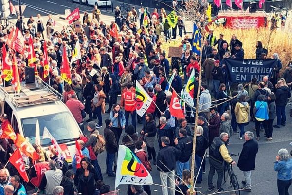 Un rassemblement intersyndical s'est formé ce 20 janvier à la mi-journée devant la préfecture de Gironde.