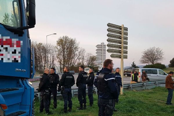 Opération d'évacuation du campement "illicite" de Mercurol 