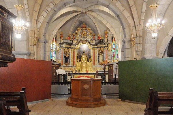 "Entrelacs" de Hugo Schwüber-Boss, artiste franco-suisse qui propose cette oeuvre dans l'église de Chaux-Neuve