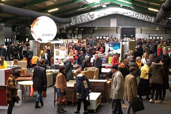 La vente Emmaüs 2019 au parc expo de Rouen en fin de matinée