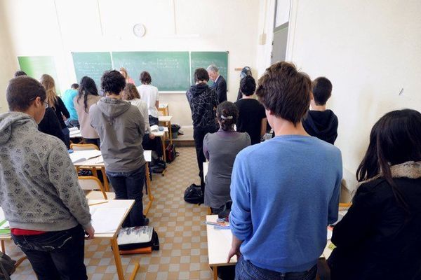 Des lycéens marseillais observent un minute de silence.