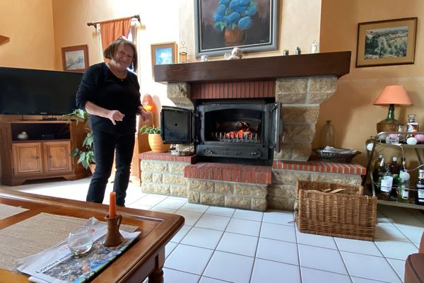 Marie-Christine et son mari sont toujours sans courant dans leur maison. Ils utilisent donc des bougies pour s'éclairer la nuit et la cheminée pour se réchauffer.