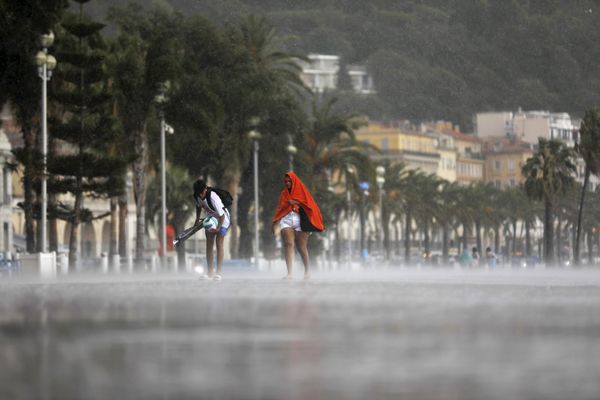 Averses localement orageuses remontant depuis la mer à venir ce weekend sur le littoral, comme ici à Nice.