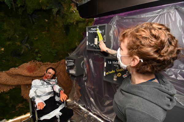 L'escape game Arkanes, à Toulouse, avait fait polémique en octobre avec un scénario qui proposait de tuer le Président de la République Emmanuel Macron. Suite à une audience de justice le 17 juin, la gérante a dû changer la fin de son scénario et devra participer à un stage de citoyenneté.