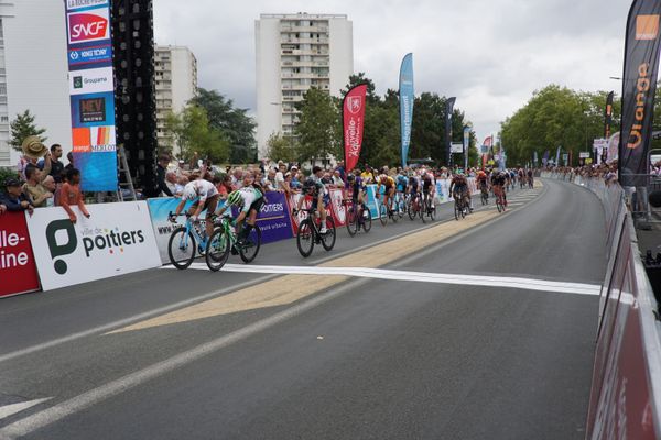 Le sprint de la dernière étape du Tour Poitou-Charentes, vendredi 25 août 2023.