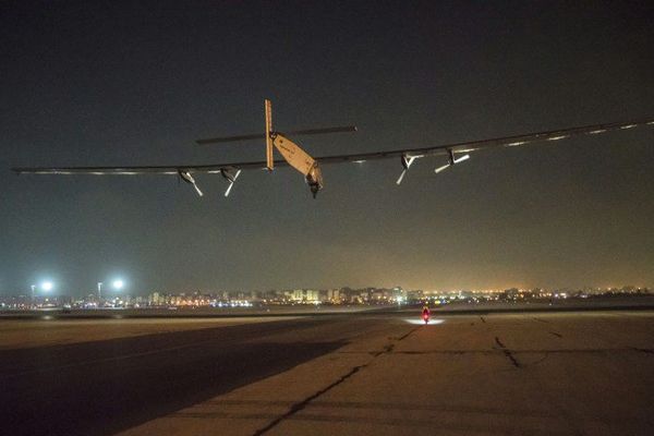 Image du dernier décollage de Solar Impulse à l'aéroport international du Caire.