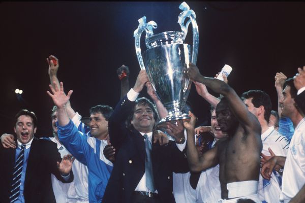 La statue devrait représenter Bernard Tapie entouré de six joueurs le soir de la victoire en Ligue des Champions le 26 mai 1993.