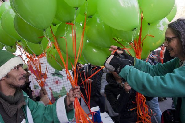 Les Pères Noël Verts vous attendent place Félix Poulat pour les jouets et place Grenette pour la parade