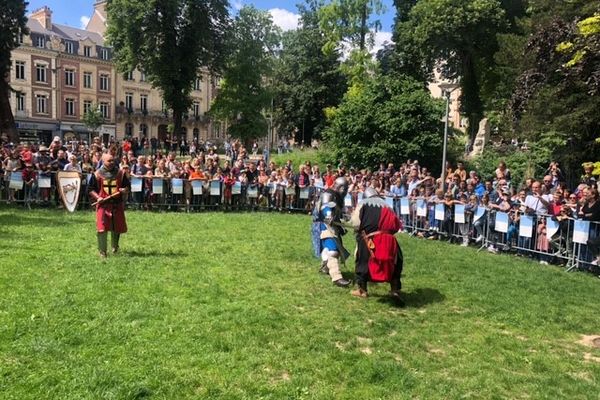 Jusqu'au 29 mai, des animations sont prévues dans les rues de Rouen. Comme ici, square Verdrel où se tient un combat de chevaliers.