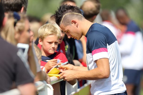 Thauvin signe des autographes au centre d'entraînement du LOSC. 