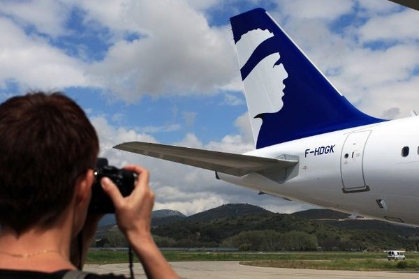 Aéroport d'Ajaccio, un Airbus A 320 aux couleurs d'Air Corsica, le 5 avril 2012 