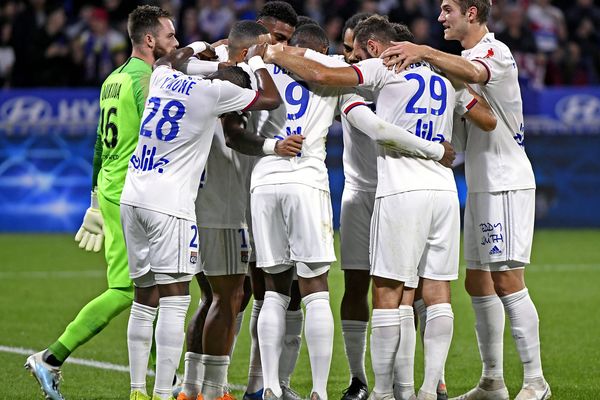 Les Lyonnais heureux de célébrer enfin une victoire (contre Metz, 2-0) qu'ils attendaient depuis le 18 août