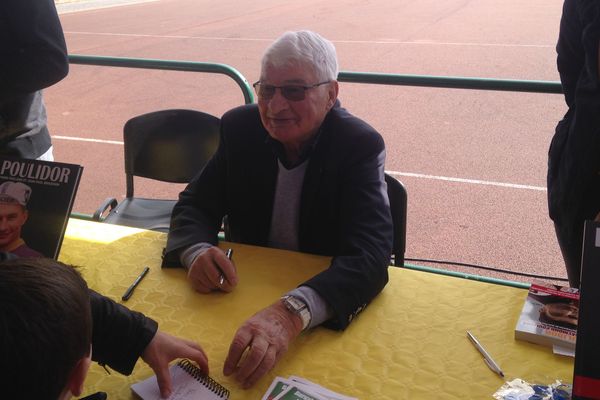 Raymond Poulidor en dédicace à Saint-Pée-sur-Nivelle ce samedi 14 avril. 