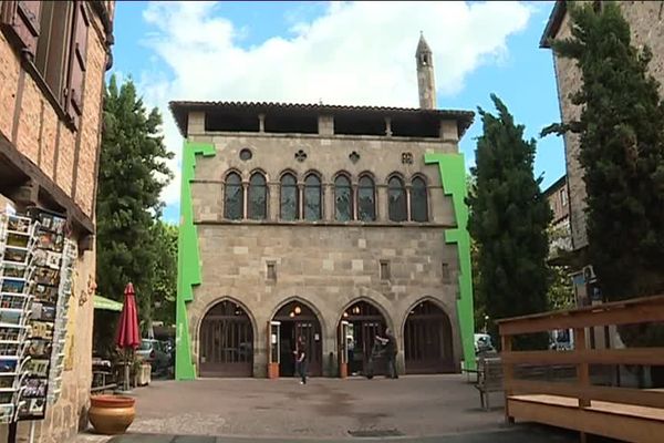 L'Hôtel de la monnaie, un des monuments emblématiques de la ville de Figeac, a été rhabillé en vert pomme.