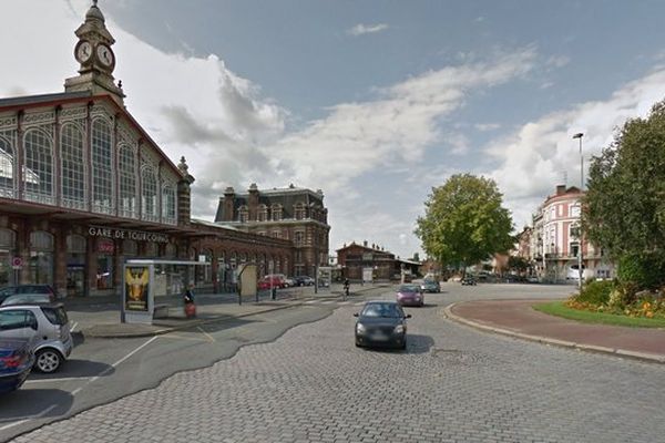 Le véhicule en fuite a achevé sa course dans un arbre, près de la gare de Tourcoing