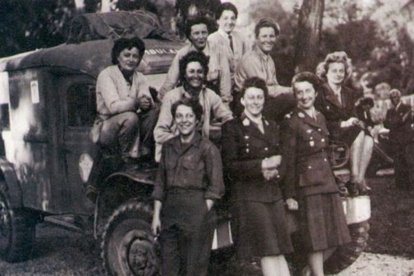 De gauche à droite, en haut: Edith Vézy, Michette Duhamel, Zizon Sicot, Danielle Heintz, Christiane Petit. En bas: Lucie Delplancke, Arlette d'Hautefeuille, Suzanne Torrès, Nicole Mangini. Parc de Bagatelle, Boulogne-Billancourt, août 1944