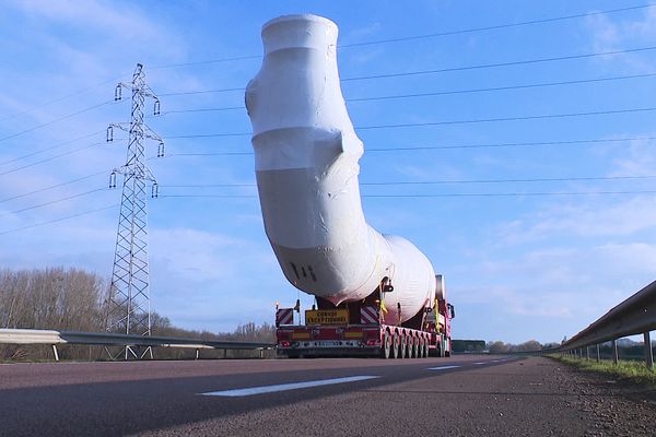 Le "convoi du siècle" achemine un cristallisoir à Tavaux, dans le Jura.