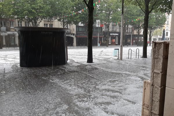 La place d'Erlon, à Reims, sous la grêle ce mardi 11 mai