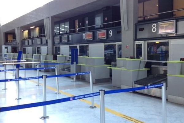 Le hall de l'aéroport de Montpellier et ses comptoirs vides