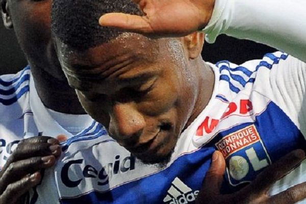 Le geste "d'excuse" du lyonnais Claudio Beauvue après avoir marqué contre ses anciens coéquipiers de Guingamp