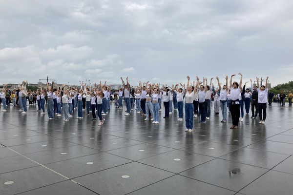 Les danseurs du Conservatoire de Bordeaux Jacques Thibaud, du Pôle d’Enseignement Supérieur de Musique et de Danse (PESMD) Nouvelle-Aquitaine et du Ballet de l’Opéra National de Bordeaux se sont rassemblés pour une flash mob danse sur le Miroir d'eau, samedi 29 avril 2023.