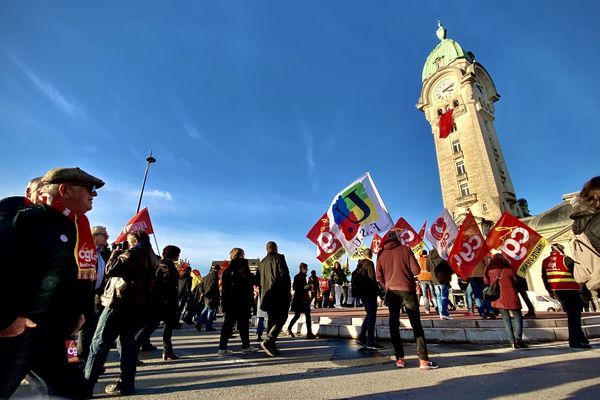 Des cheminots ont déployé un drapeau rouge sur la gare des Bénédictins contre la réforme des retraites