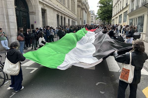 Un drapeau palestinien a été déployé lors de l'action.