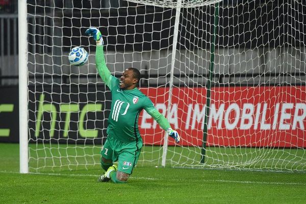 Vincent Enyeama arrête le pénalty de Nicolas Benezet. Guingamp 0 - 0 LOSC, puis 2 - 4 au tirs au but. 