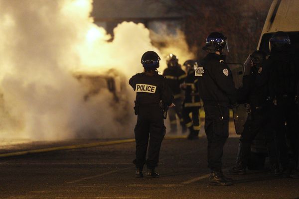 A quelques jours du réveillon de la Saint-Sylvestre, des policiers dénoncent le laxisme de la justice face aux violences urbaines.