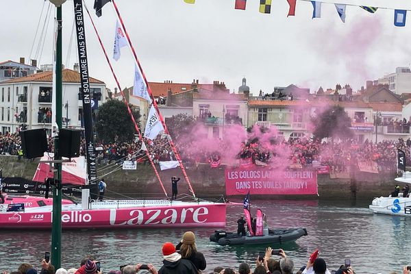 Dans un nuage rose, le bateau Lazare passe devant ses « colocs » amassés sur le quai.