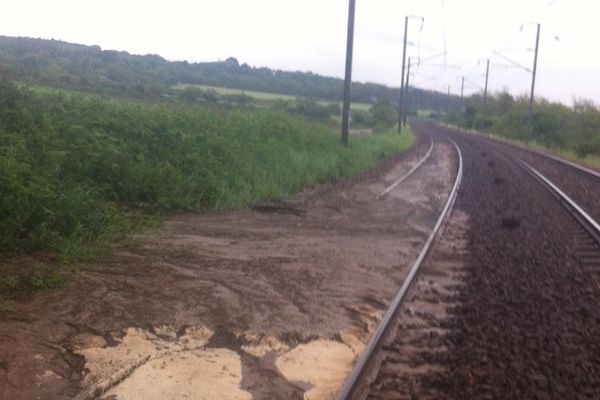 Un talus effondré et cette coulée de boue ont bloqué le trafic SNCF