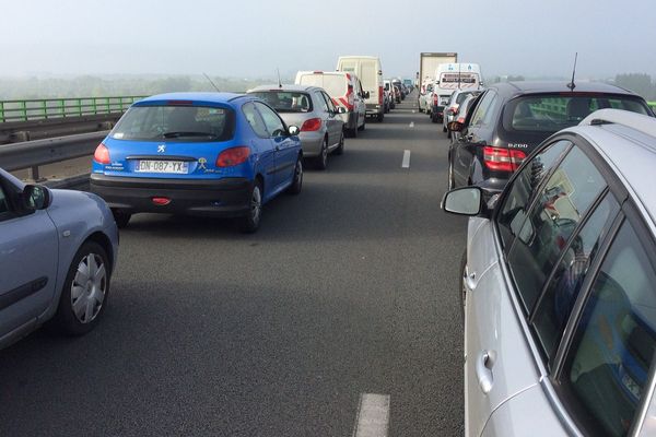 La rocade d'Amiens bouchée par un barrage ce matin posé par des syndicats a été débloquée à 10h30, le 26 mai 2016.