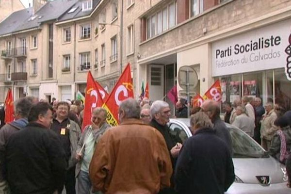 Une cinquantaine de personnes ont manifesté ce matin devant la permanance du PS à Caen